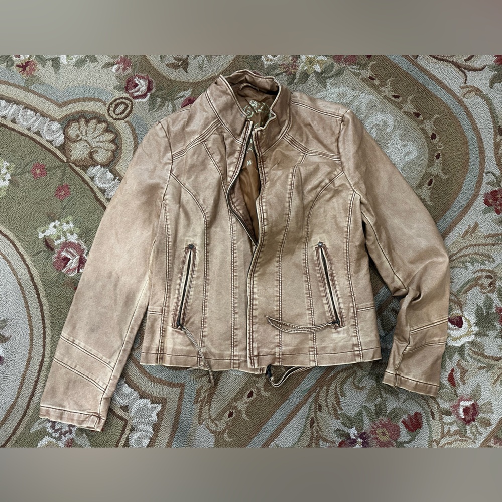 Women’s extra large, big chill vintage leather jacket. It is Weathered looking